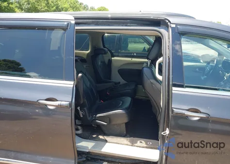 2017 Chrysler Pacifica Touring-L z USA, uszkodzony, nr VIN 2C4RC1BG1HR711870